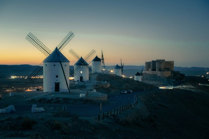 Photo of three windmills in Holland